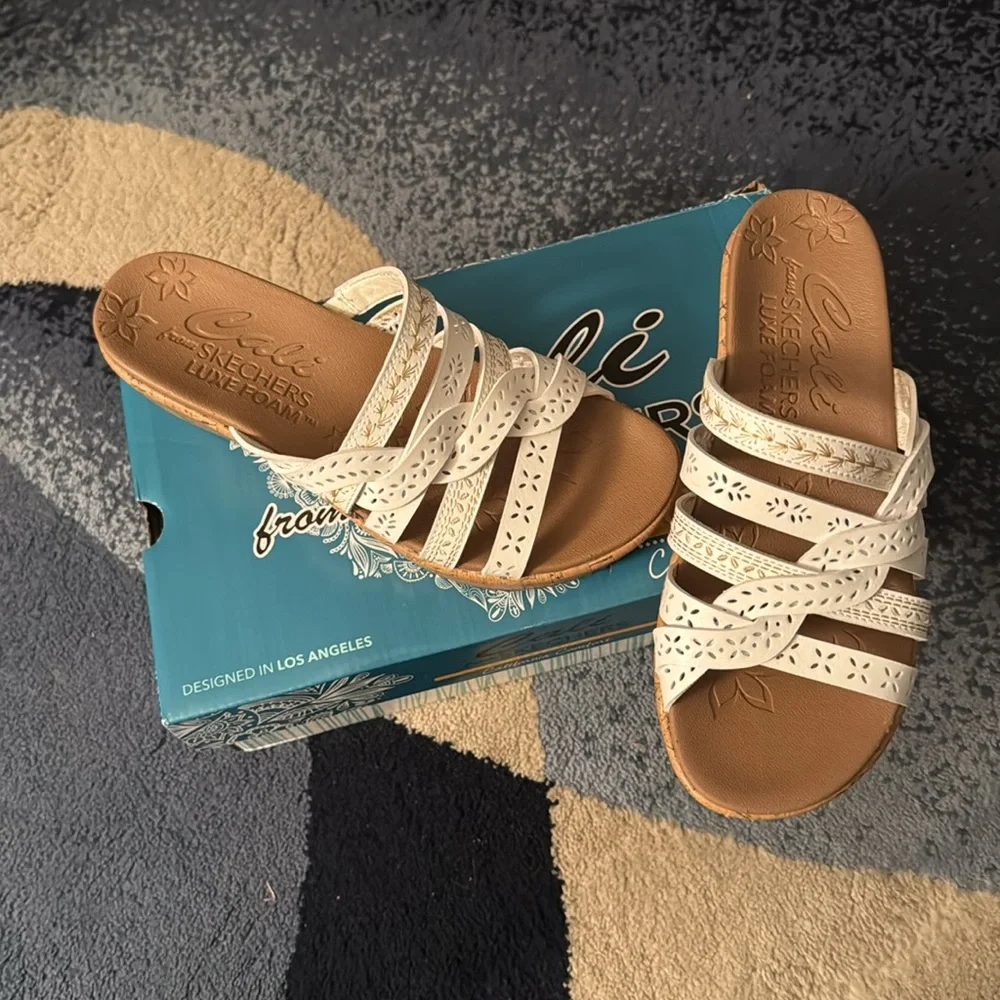 Total comfort Skechers Women's White wedge Sandals - Picture 8 of 9